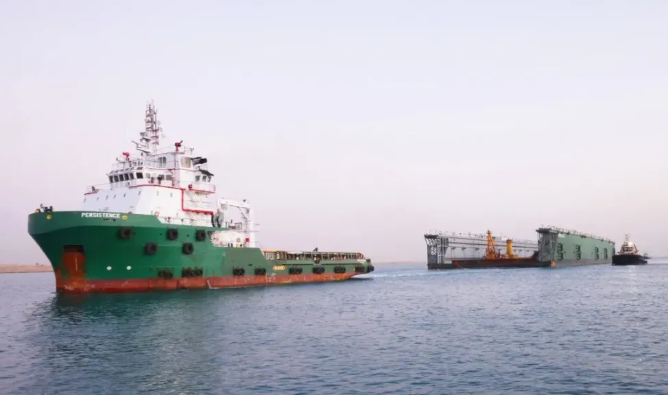 مقطورًا بواسطة 5 قاطرات بحرية.. الفريق أسامة ربيع يعلن نجاح عملية عبور”الحوض العائم” GREEN DOCK 3” |صور