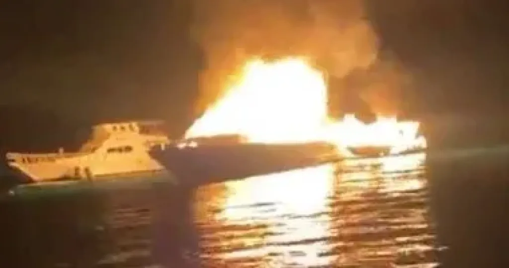 حريق يلتهم لنشًا وفلوكة جنوب الغردقة بدون إصابات