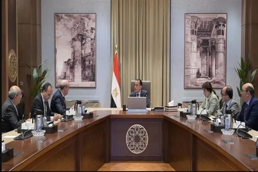رئيس الوزراء يتابع مع وزير الطيران عددًا من ملفات العمل