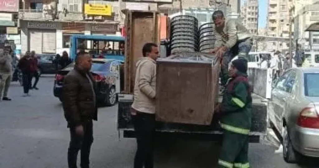 محافظة الجيزة تشن حملة على المحال المتعدية على حرم الطريق العام بشارع فيصل