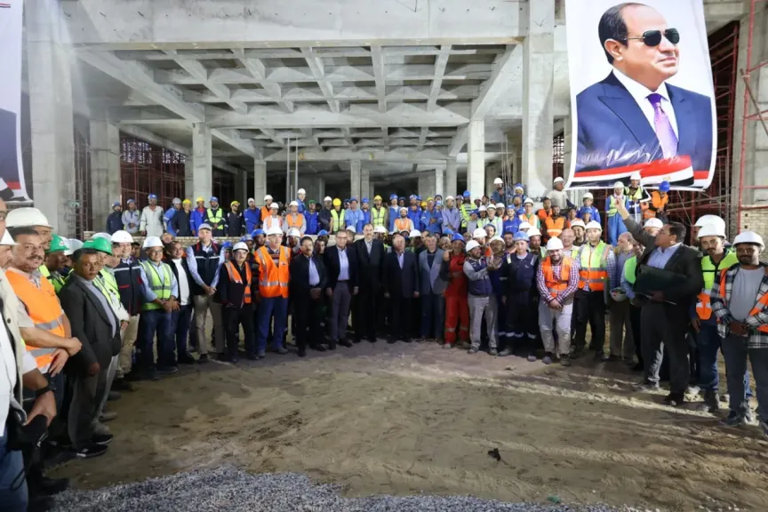 وزير النقل يتفقد مشروعات القطار السريع والكباري ومحاور النيل بالصعيد