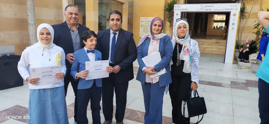 متحف الفن الإسلامي يكرّم فريقًا من أبناء “بصيرة” لإبداعهم في تنفيذ مجسمات خزفية مستوحاة من مقتنياته