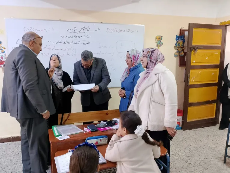 الديب في جولة ميدانية مفاجئة بمدارس ثلاث إدارات تعليمية لمتابعة إنتظام الدراسة وسير العملية