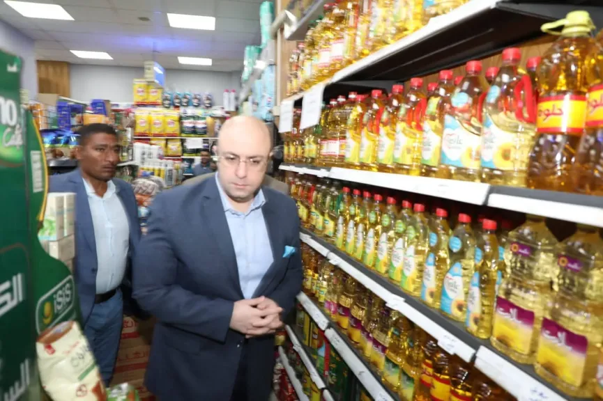محافظ بني سويف يتفقد عدد من السلاسل التجارية والمخابز البلدية لمتابعة توافر السلع وجودة الخدمات