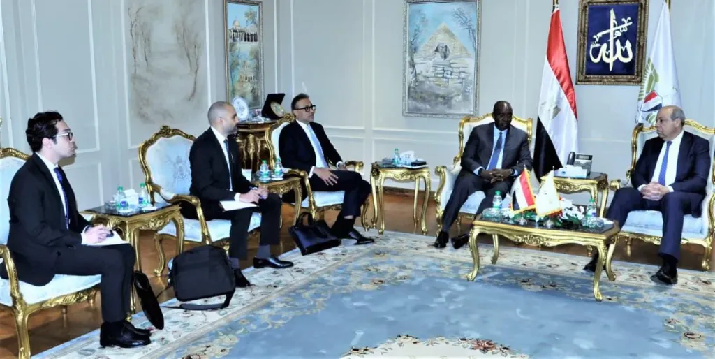 وزير الطيران يبحث طرح مطار الغردقة الدولي أمام القطاع الخاص مع وفد مؤسسة التمويل الدولية