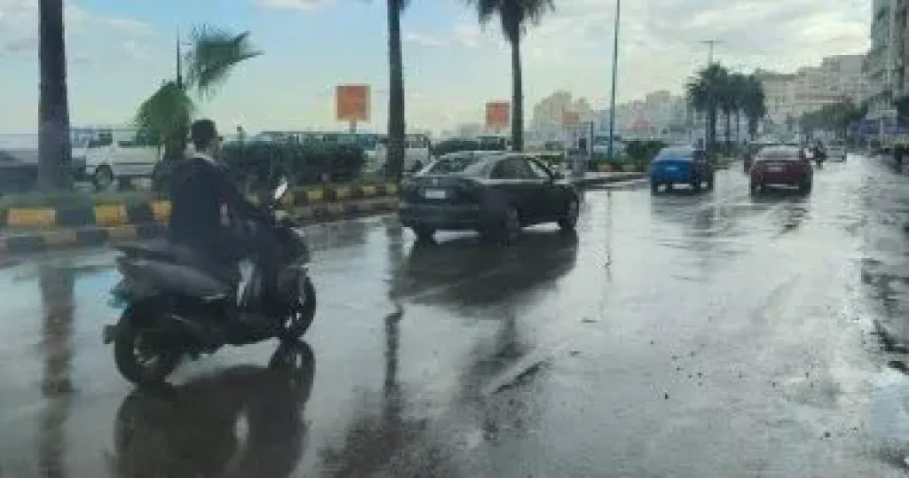 أمطار متفاوتة الشدة على مناطق متفرقة بالقاهرة والجيزة