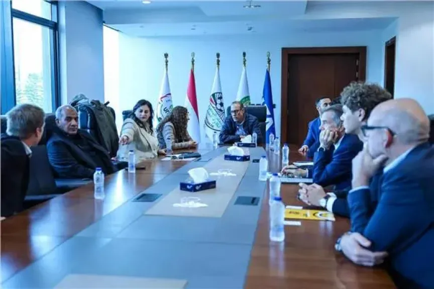 استقبل وفدا فرنسيا.. اتحاد الكرة يدرس إدخال نظام جديد لتقنية الفيديو