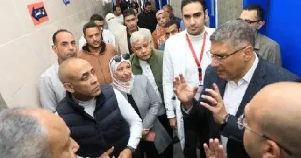 محافظ الجيزة يتابع العمل داخل مستشفى الصف المركزى