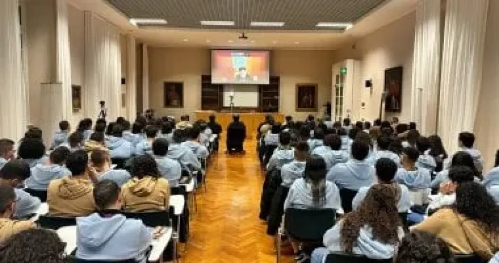 البابا تواضروس الثانى يلتقى شباب ”ميلانو” بمحاضرة حول الحفاظ على إيمان نيقية