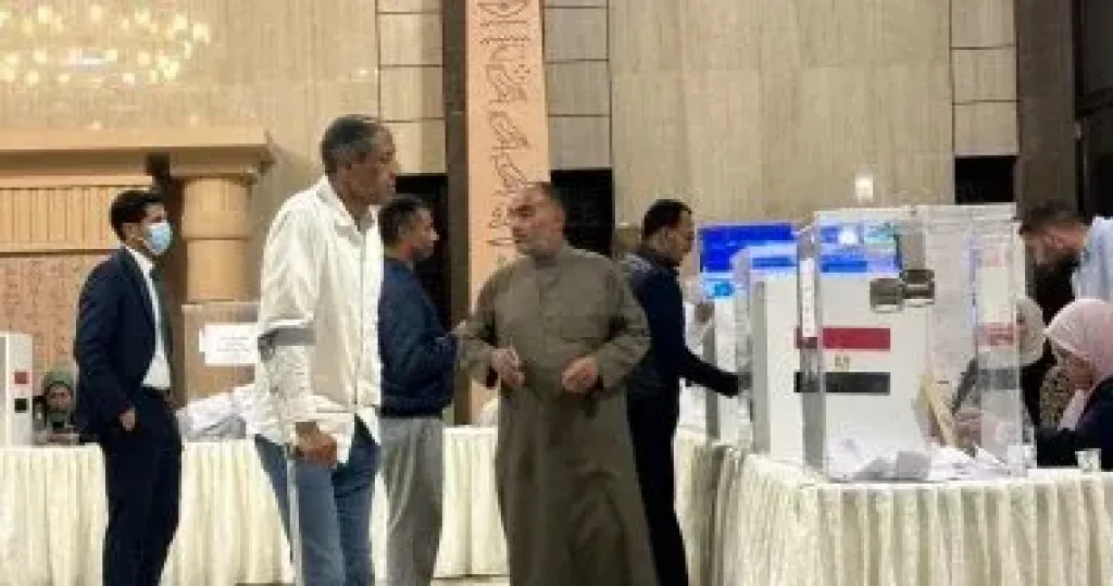المصريون بالسعودية يواصلون التصويت بالدوائر الملغاة فى انتخابات النواب