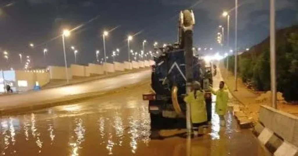 مياه الشرب بالجيزة تواصل جهودها فى رفع تراكمات الأمطار