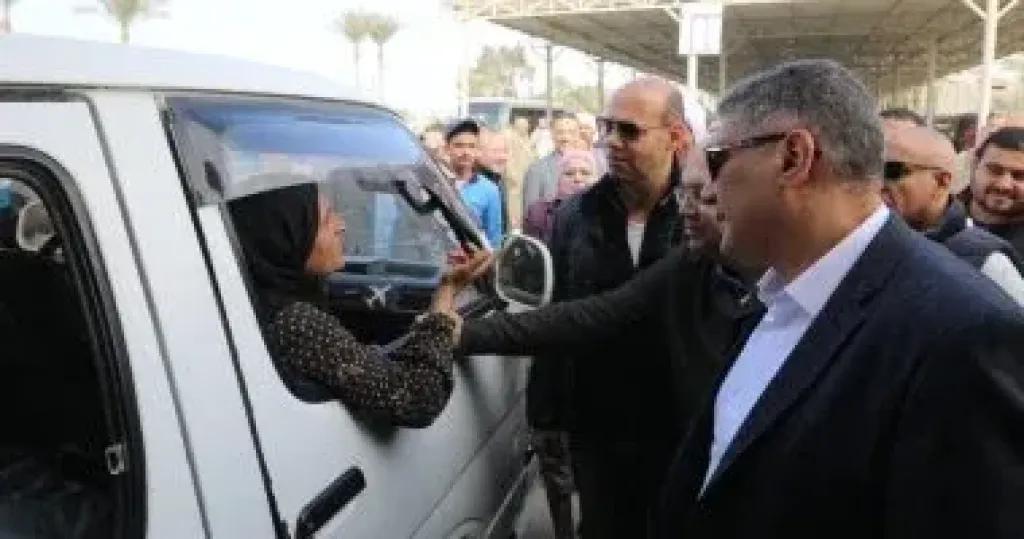 محافظ الجيزة يتابع سير العمل بموقف السرفيس الحضارى بالصف