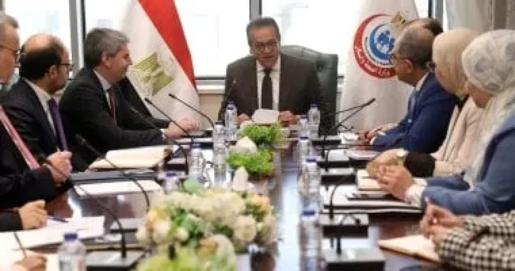 وزير الصحة يتابع تطورات الاتفاقيات الدولية لإنشاء مصنع اللقاحات متعدد المراحل