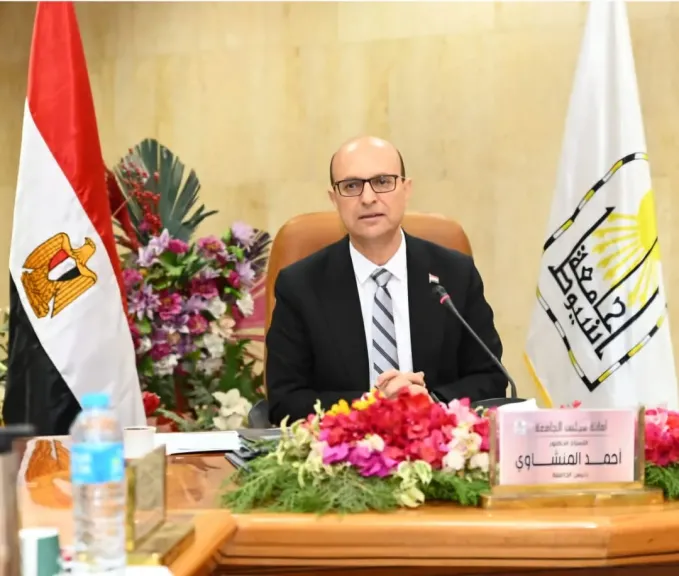 الدكتور المنشاوي يهنئ القيادات الإدارية الجديدة بجامعة أسيوط بعد صدور قرارات