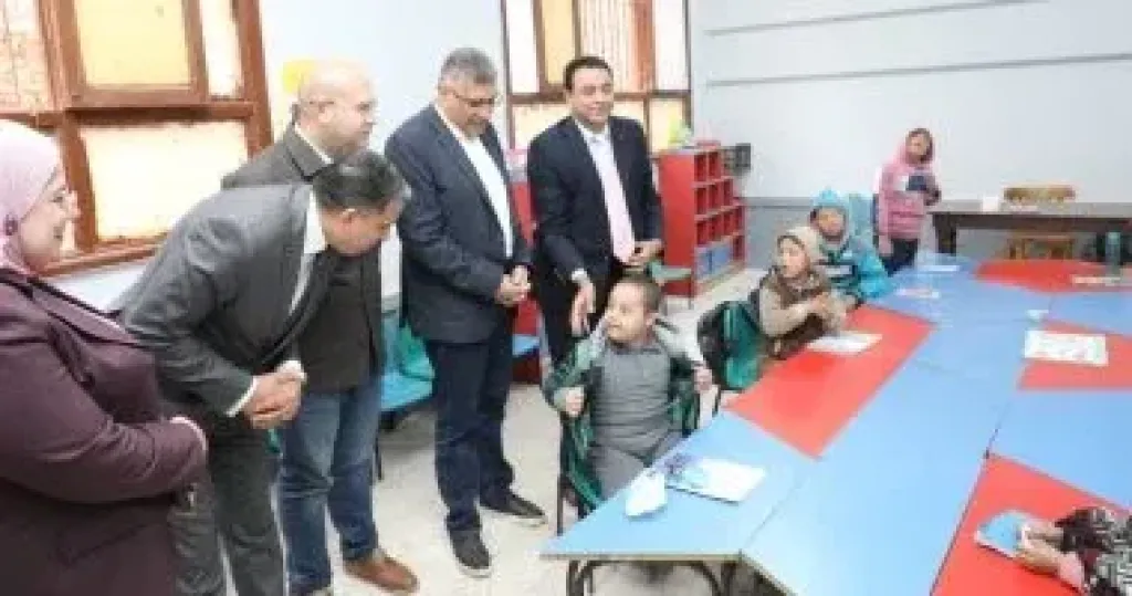 محافظ الجيزة يتابع انتظام العملية التعليمية بمدرسة أسكر الابتدائية فى الصف