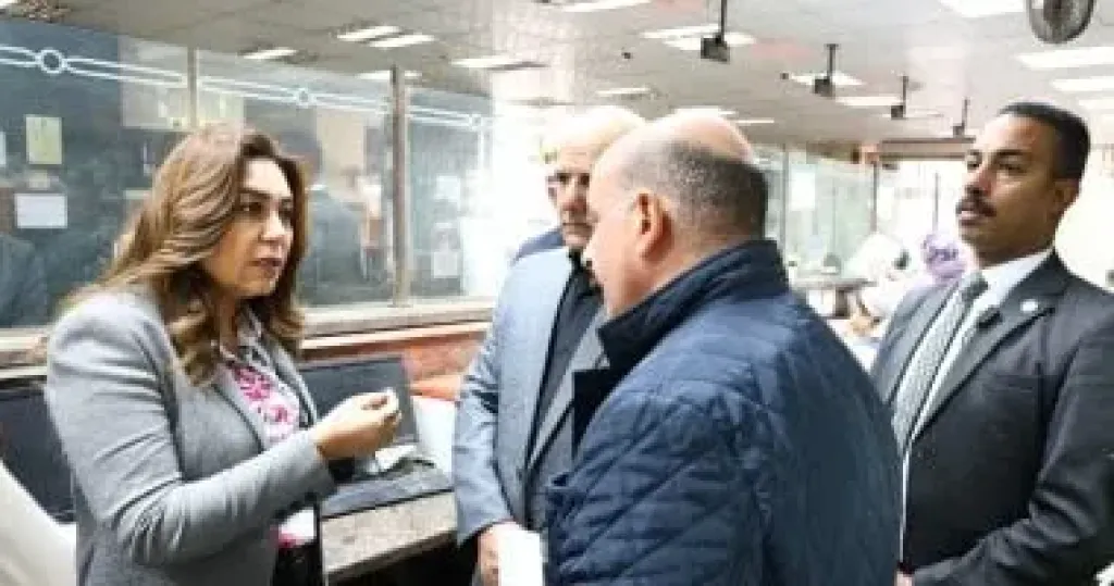 وزيرة التنمية المحلية تقيل رئيس حى النزهة بالقاهرة خلال جولة مفاجئة