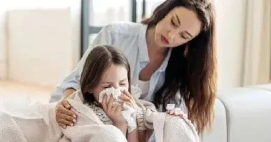 تظهر على الوجه وأثناء الكلام.. علامات لـ نزلة البرد الشديدة لا تهملها