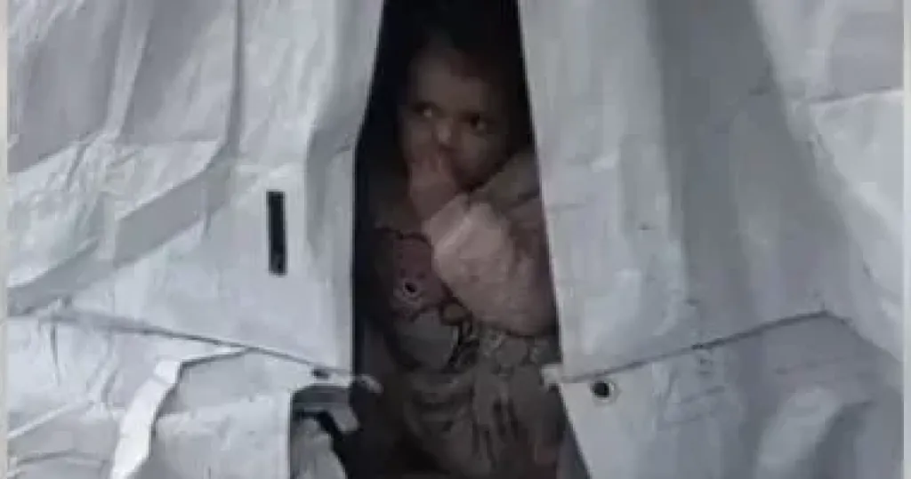 إصابة 6 نازحين بنيران مسيرة استهدفت خيمتهم بحى الشجاعية