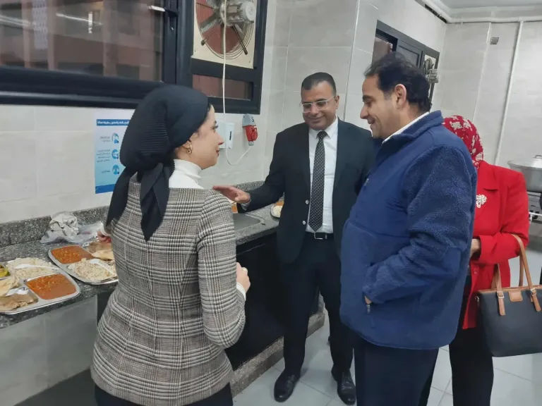 رئيس جامعة بورسعيد يشارك طلاب المدينة الجامعية وجبة الغداء ويؤكد استمرار تطوير الخدمات