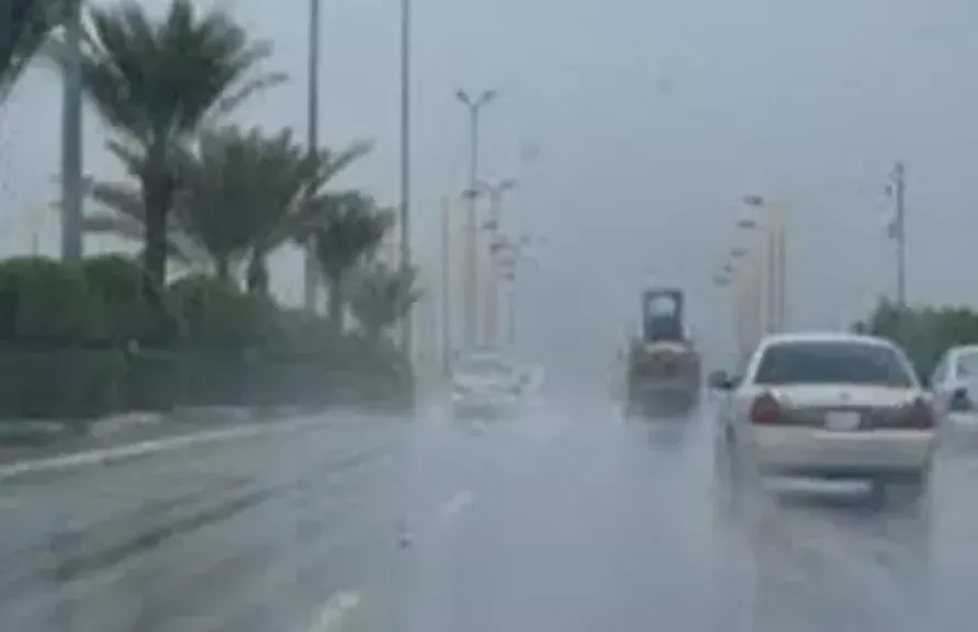 رياح قوية وأمطار رعدية تضرب مطروح