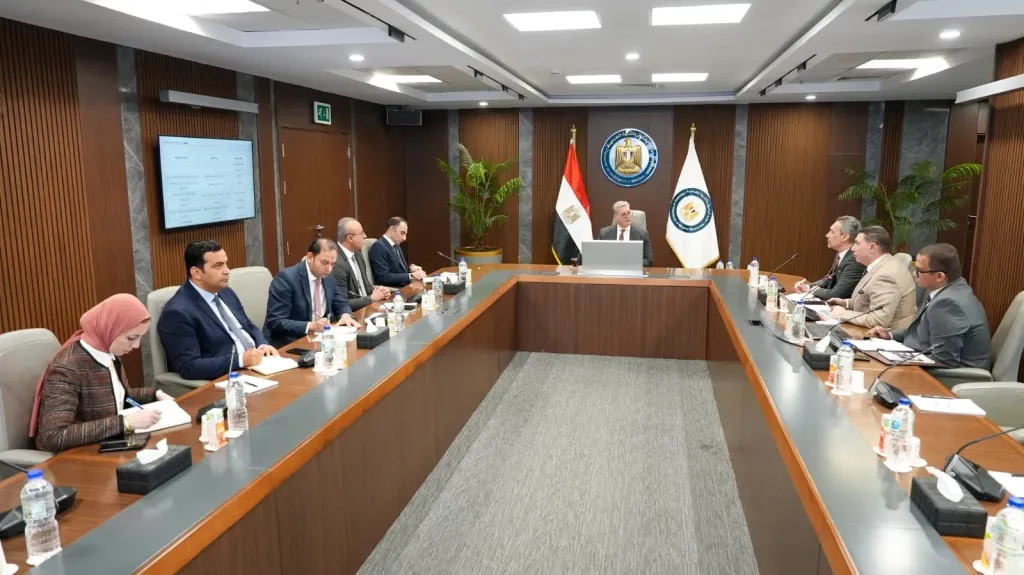 وزير البترول يبحث تطوير منظومة تدريب سائقي نقل المنتجات البترولية لضمان أعلى معايير السلامة