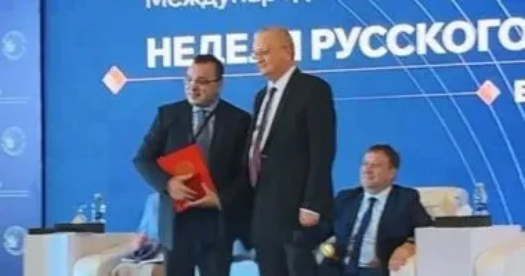 السفير الروسى بالقاهرة يمنح وسام دستويفسكى لاثنين من رواد اللغة الروسية بمصر