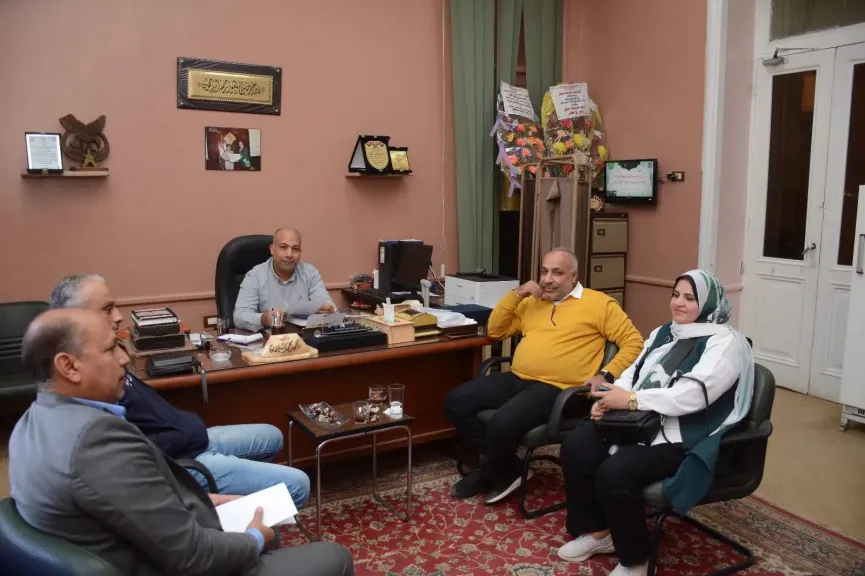 عميد الكلية يعقد اجتماعًا موسعًا لمناقشة استعدادات امتحانات منتصف العام