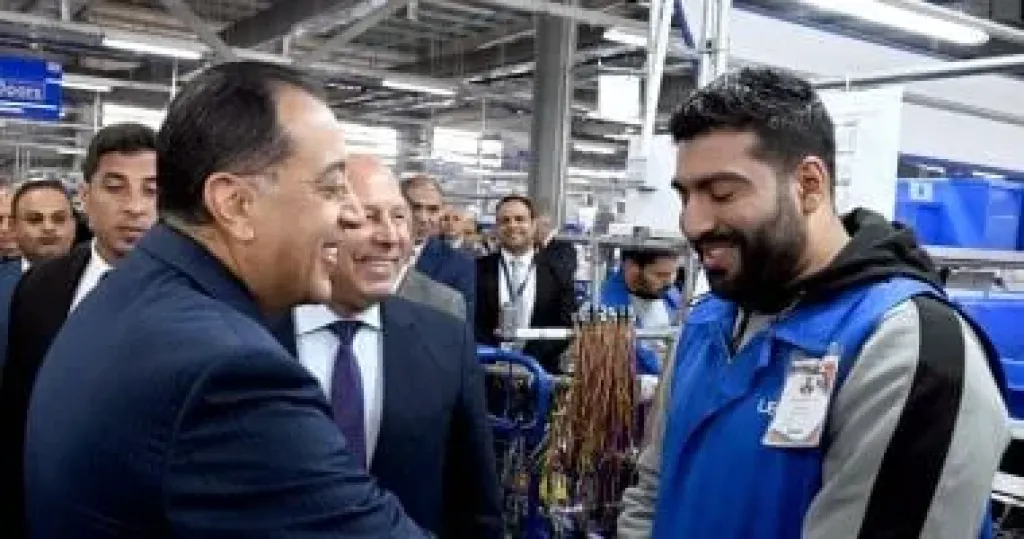 حوار لرئيس الوزراء مع أحد العاملين خلال افتتاح مصنع ليونى مصر العالمية