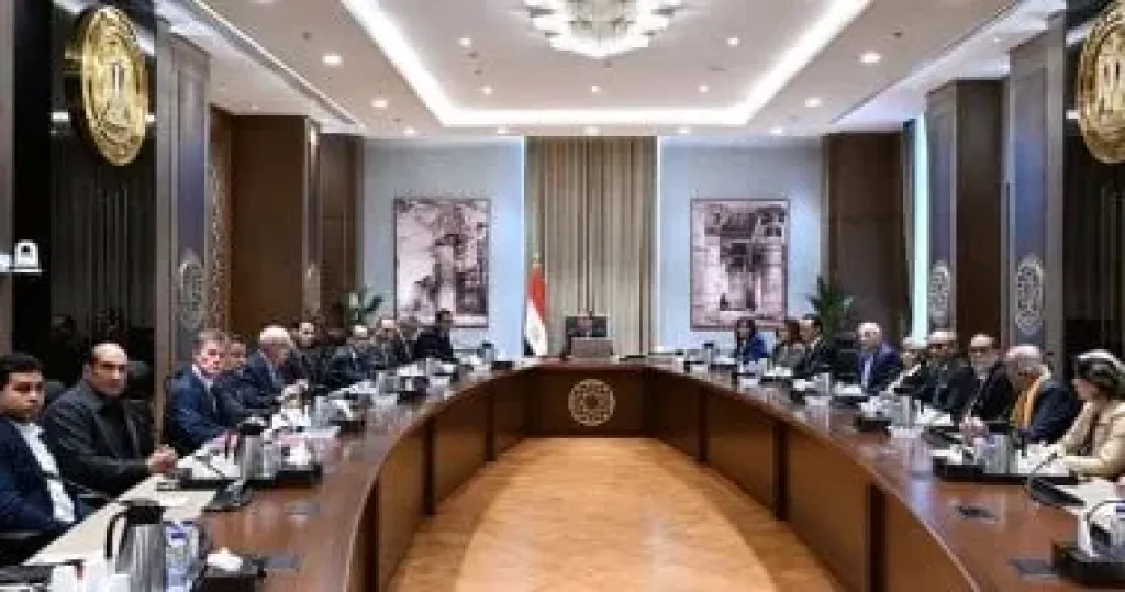 رئيس الوزراء يستعرض مخطط تطوير المناطق المحيطة بالأهرامات والمتحف الكبير