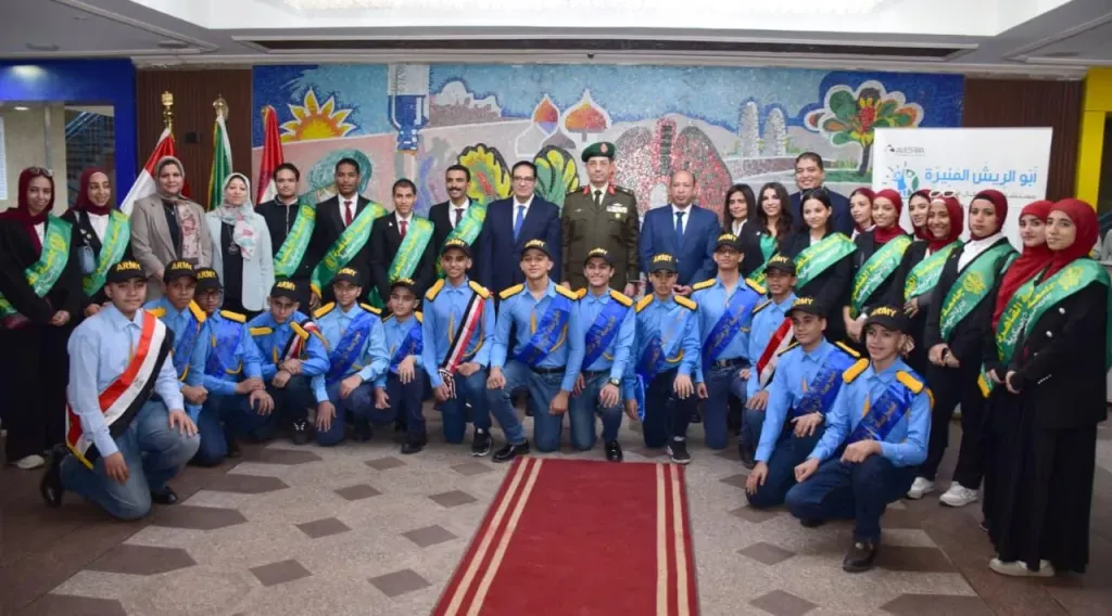 قوات الدفاع الشعبى والعسكرى تنظم زيارة لعدد من طلبة جامعة القاهرة وطلبة مدارس التأسيس العسكرى لمستشفى أبو الريش للأطفال.. صور