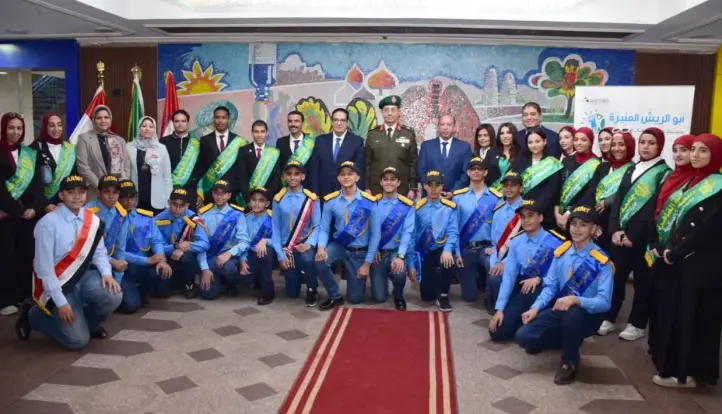 قوات الدفاع الشعبى والعسكرى تنظم زيارة لعدد من طلبة جامعة القاهرة وطلبة مدارس التأسيس العسكرى لمستشفى أبو الريش للأطفال.. صور