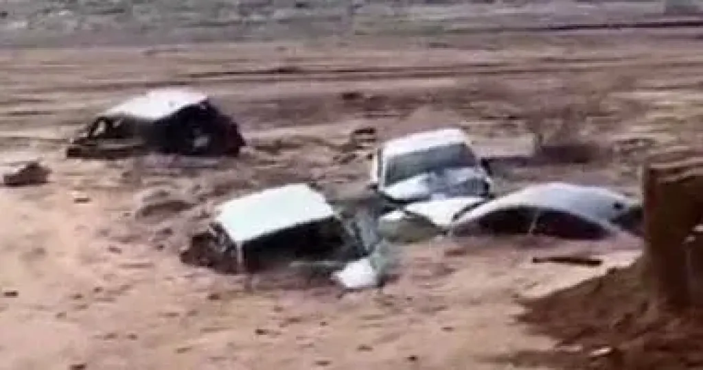 أمطار السعودية تحتجز سيارات بطرق جدة الرئيسية بعد سيول غزيرة.