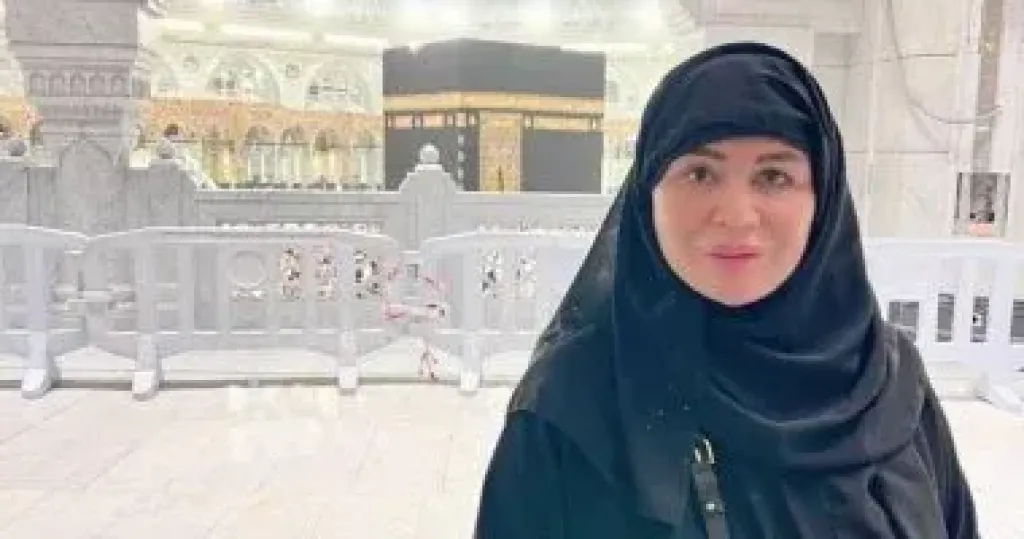 إلهام شاهين تؤدى عمرة لوالدتها وتعلق: الله يرحمك يا أمى ويخلى كل الأمهات