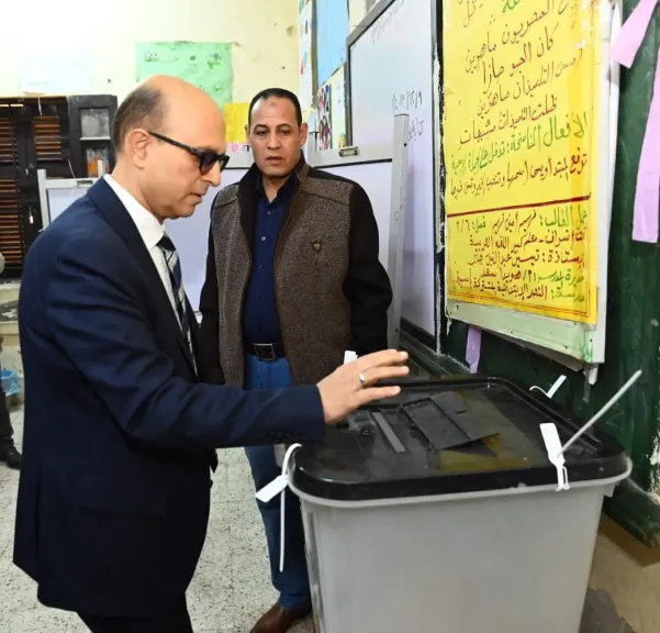 رئيس جامعة أسيوط يدلي بصوته في انتخابات النواب ويؤكد: صوت الناخب أمانة ومسؤو