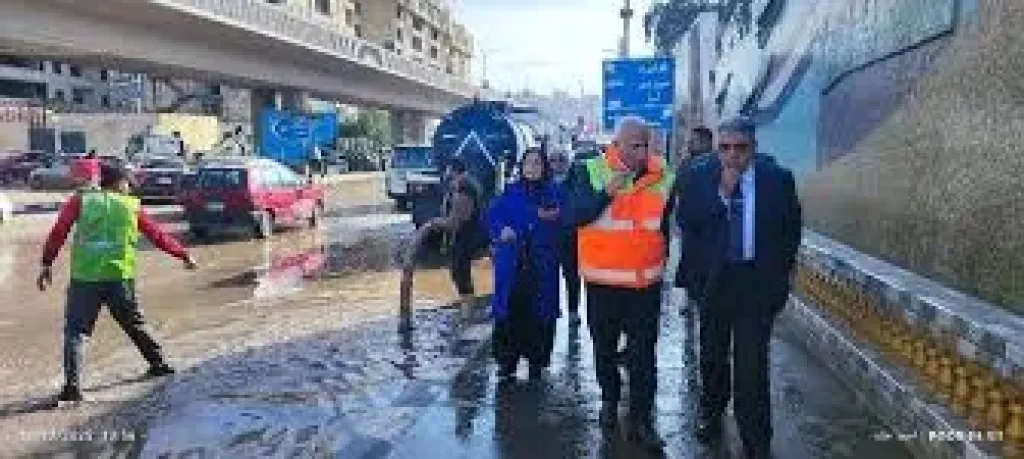 محافظ الدقهلية ورئيس شركة الصرف يتابعان جهود رفع تراكمات مياه الأمطار بالمنصورة