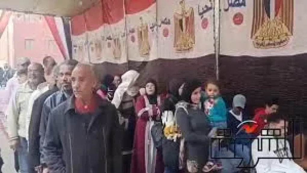 توافد الناخبين على لجنة عمر بن عبد العزيز بالأقصر