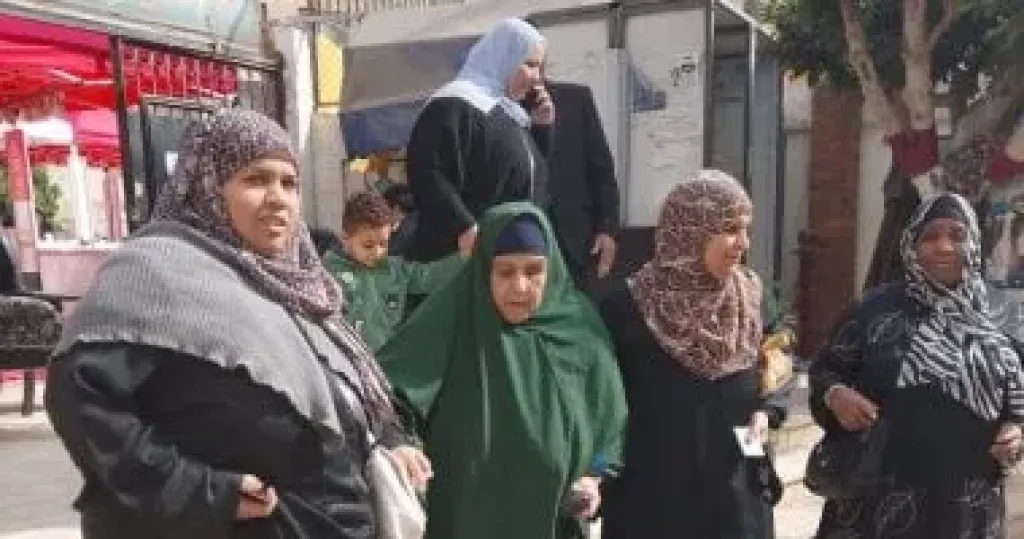 توافد الناخبات كبار السن للمشاركة بانتخابات النواب فى الوراق