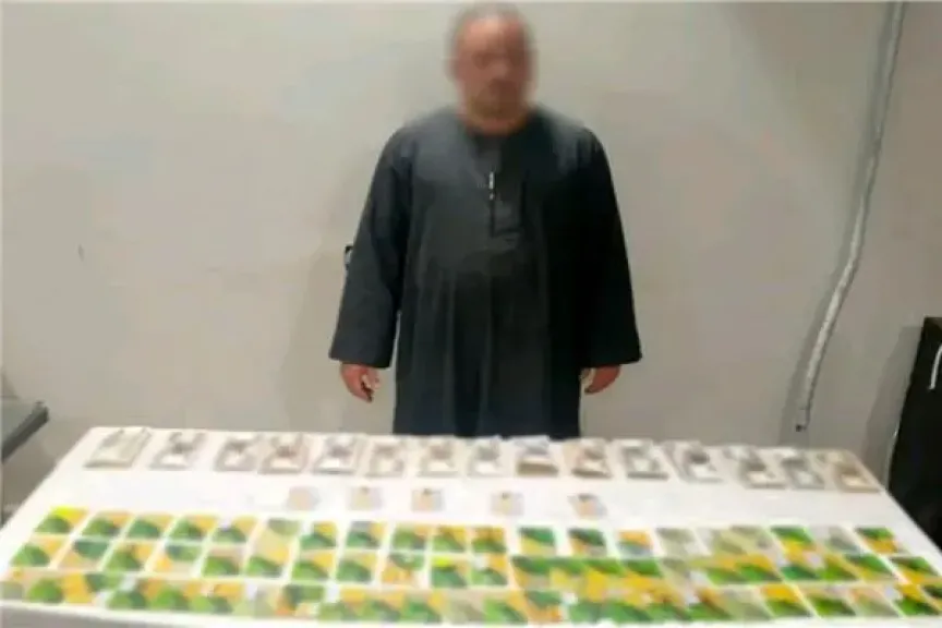 ضبط 3 أشخاص يوزعون مبالغ مالية على المواطنين بأبوتيج لشراء أصواتهم