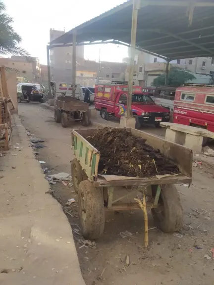 كارثة بيئية في قلب إهناسيا مجمعات المواقف تتحول إلى بؤر للقمامة والسباخ وسط صمت المسؤولين