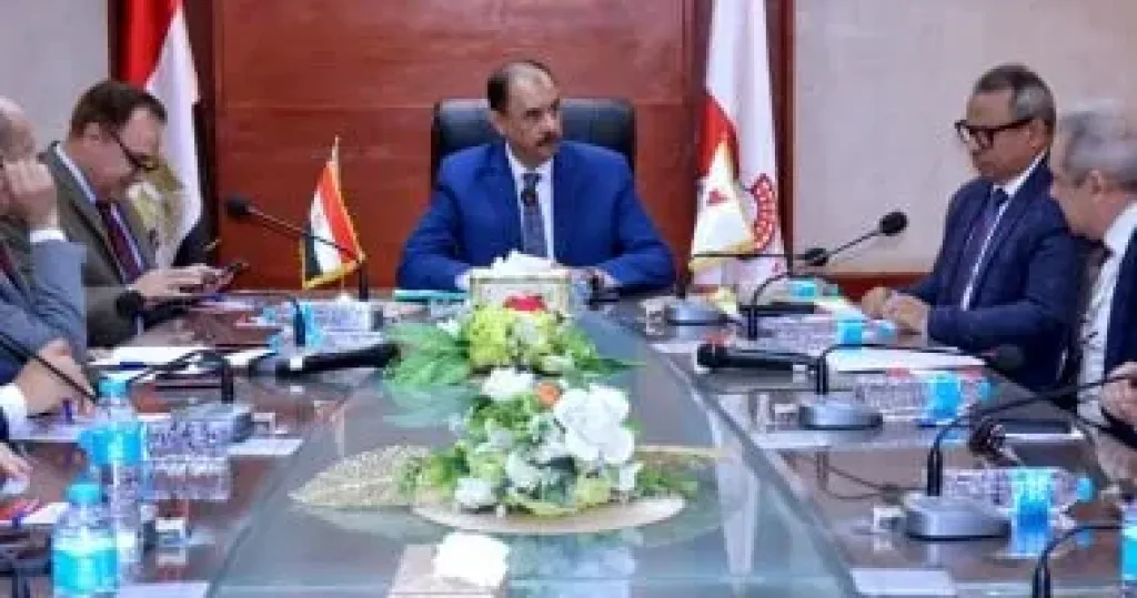 محافظ سوهاج يلتقي أعضاء مجلس الشيوخ لمناقشة الملفات الخدمية والتنموية