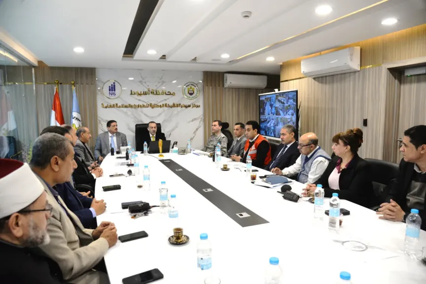 محافظ أسيوط يتابع من غرفة العمليات الرئيسية سير العملية الانتخابية وتوافد الناخبين