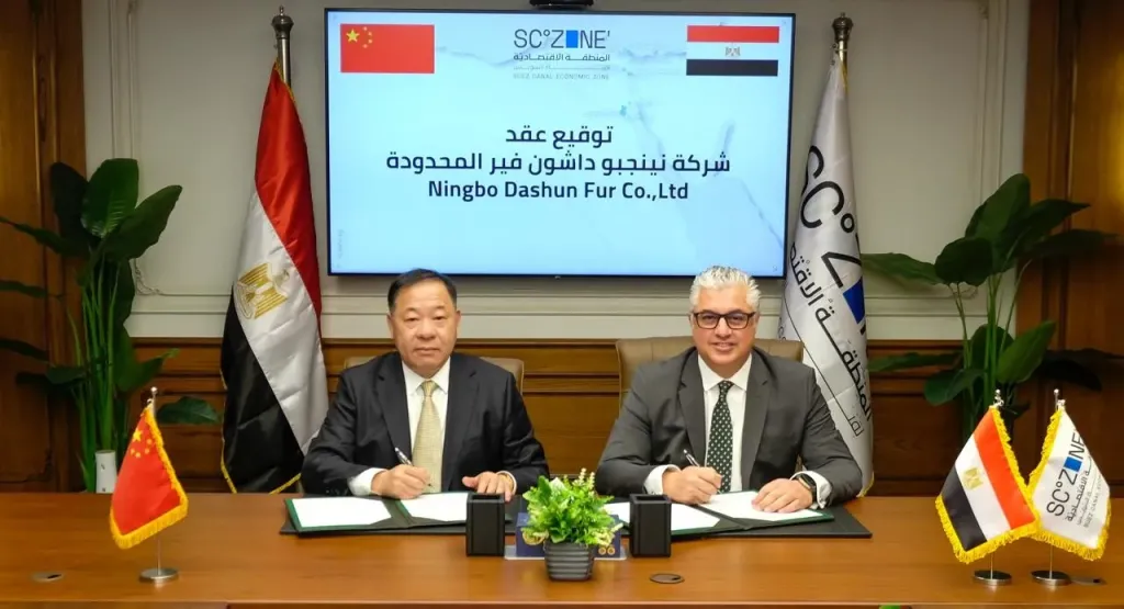 باستثمارات 40 مليون دولار.. رئيس اقتصادية قناة السويس يوقع عقد مع ”Ningbo Dashun Fur” الصينية