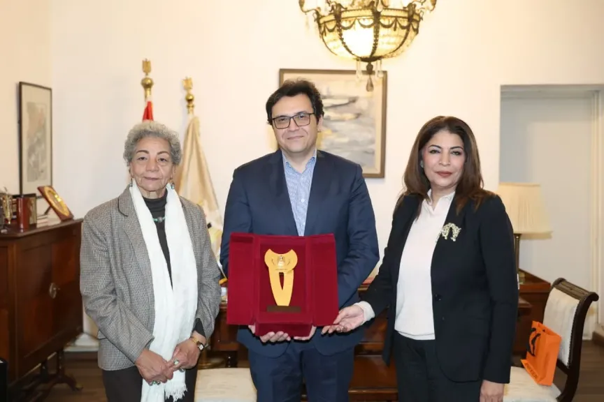 وزير الثقافة يستقبل الأديبة الكبيرة سلوى بكر ويُهديها درع الوزارة احتفاءً بفوزها بجائزة “البريكس الأدبية”