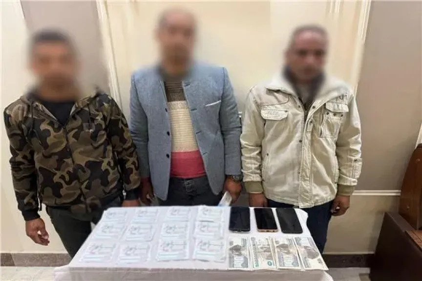 المتهمين وامامهم المضبوطات