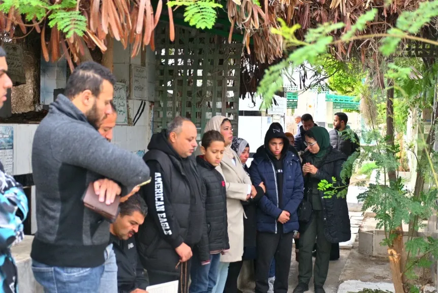 في لفتة وفاء ومحبة.. سباحو الزهور يزورون قبر زميلهم يوسف في بورسعيد