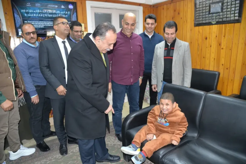 محافظ أسيوط يزور الطفل ”زياد” خلال إجرائه فحوصات طبية بالعيادة المركزية