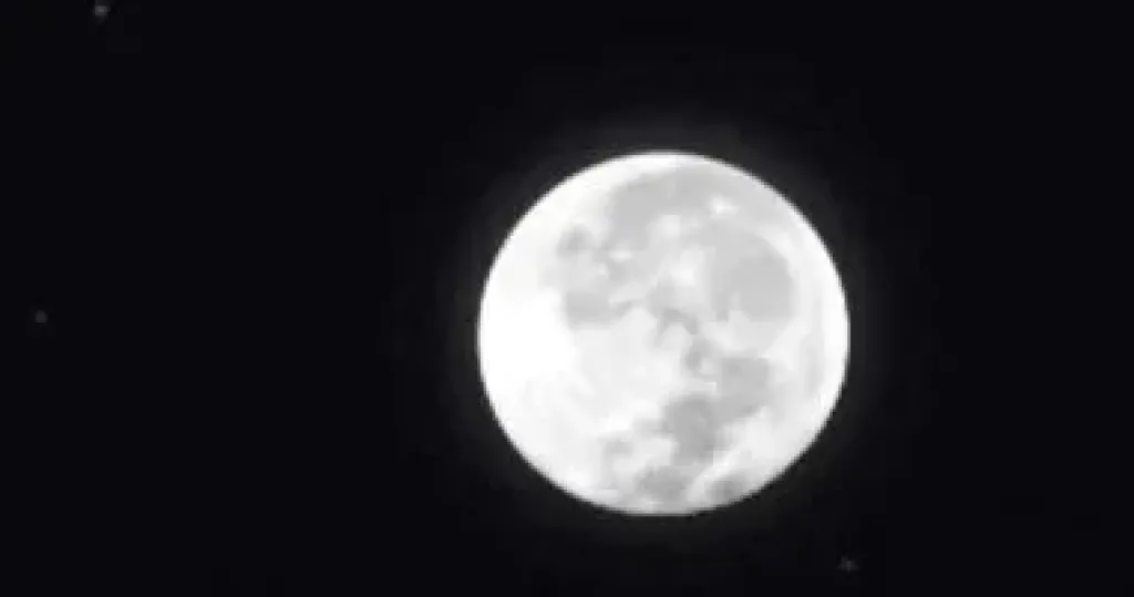 القمر يقترن بنجم السنبلة فى مشهد يرى بالعين المجردة غدا