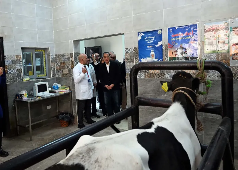 رئيس الوزراء يتفقد الوحدة البيطرية بقرية ”نوى” ضمن مشروعات المبادرة الرئاسية ”حياة كريمة” بالقليوبية