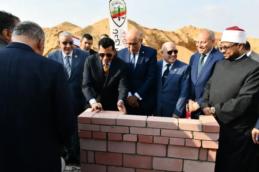 وزير الرياضة ومحافظ القاهرة  يشهدان وضع حجر الأساس لأول مسجد يُنسب لقضاة مصر