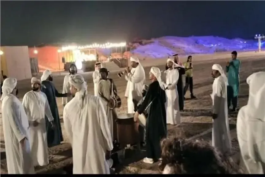 بين طقوس البادية وأغاني تراثية.. «الشارقة للمسرح» يواصل فعالياته في الصحراء